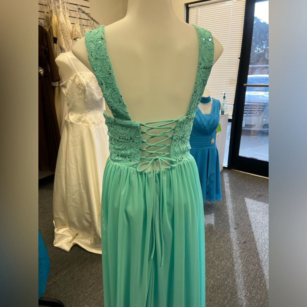 Beautiful Gown - Picture 3 of 5